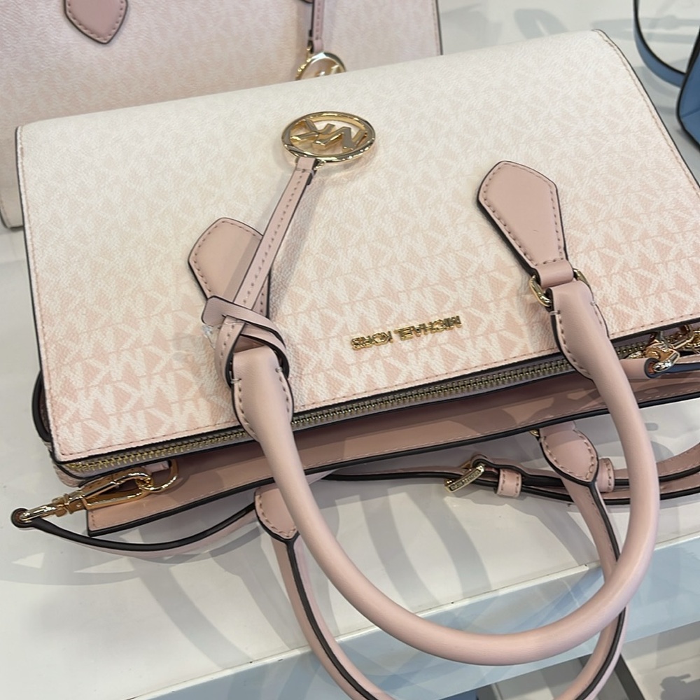 MICHAEL KORS Sheila Md Ombré Signature Logo Satchel Crossbody Bag
Powder Blush - Picture 9 of 16
